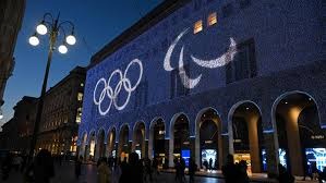 人之常情美女从身前走过，穆帅眼神疑似忍不住跟随